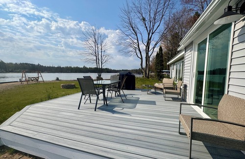 Lake Manuka Cabaña | Lakefront Cottage renovado en sereno lago todos los deportes