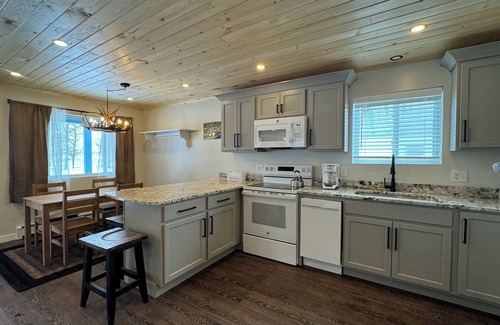 Eagle Lake Cabina | Renovated Lakefront Family-Friendly Retreat: BBQ, Kayaks, Firepit, Trails, Dock