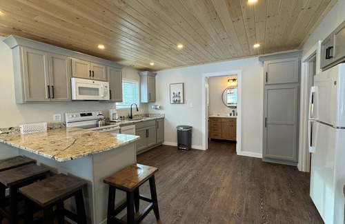 Eagle Lake Cabina | Renovated Lakefront Family-Friendly Retreat: BBQ, Kayaks, Firepit, Trails, Dock
