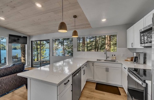 Hayden Casa | Renovated Lakehome w/ amazing view, Great Fishing, Dog-Friendly, Boatslip, Dock