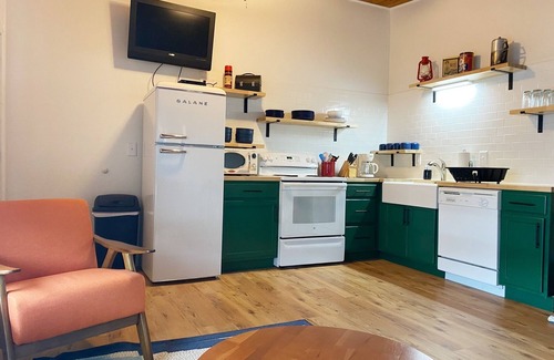 Camdenton Cabina | Renovated lakeside cabin with pool & resort amenities!