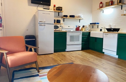 Camdenton Cabina | Renovated lakeside cabin with pool & resort amenities!