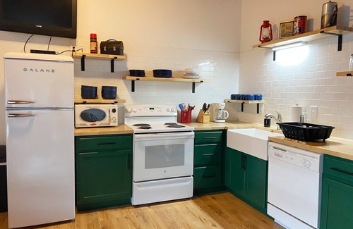 Camdenton Cabina | Renovated lakeside cabin with pool & resort amenities!