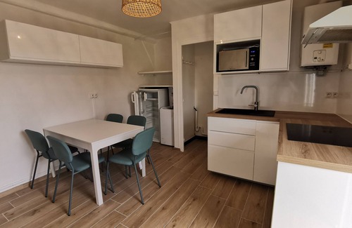 Leon Casa | Renovated Landaise 2 bdrms near Lake Léon