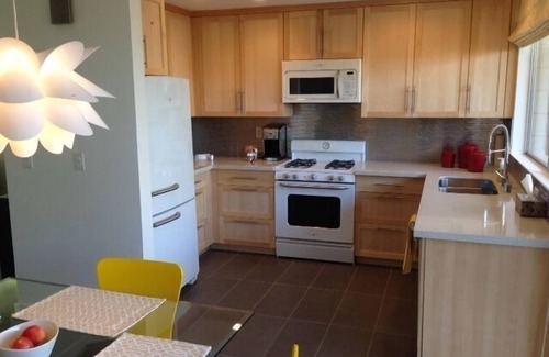 Palm Desert Condominio | Renovado escapar de mediados de siglo, con nueva cocina y baños.