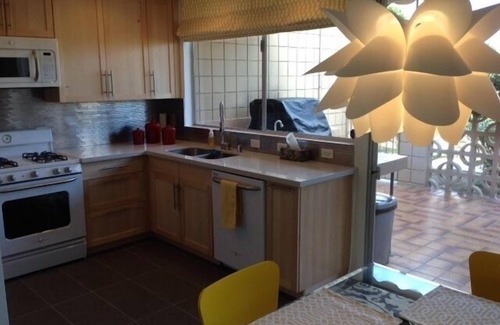 Palm Desert Condominio | Renovado escapar de mediados de siglo, con nueva cocina y baños.