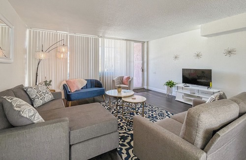 Arts District Apartamento | Renovated! Modern! 2BR 2BA King Bed Walk to DT