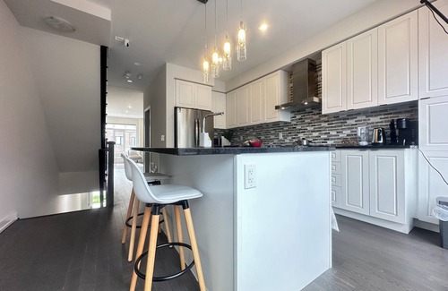 Vaughan Casa | Renovated Modern 4BR/4BA Townhome w/ Garage Parking – Sleeps 6+