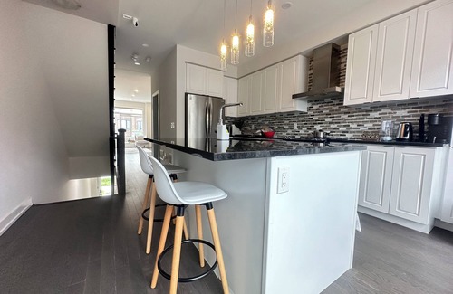 Vaughan Casa | Renovated Modern 4BR/4BA Townhome w/ Garage Parking – Sleeps 6+
