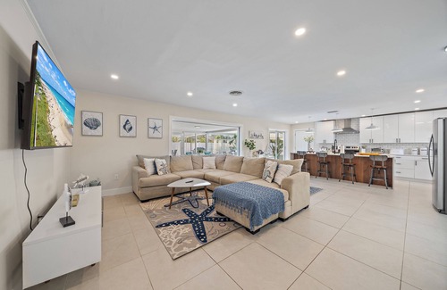 Long Meadow Casa | Renovated Modern Spacious Ranch with Pool near Siesta Key Beach and Downtown SRQ
