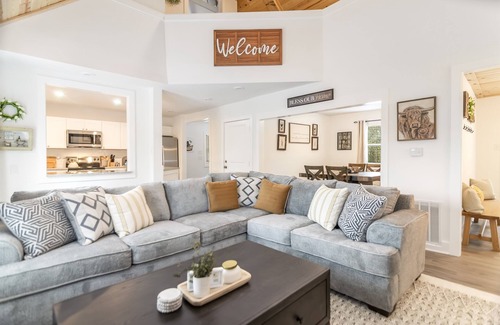 Jasper Cabina | Renovated | Mtn Views | Hot tub | Fire Pit | Pet Friendly