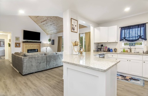 Jasper Cabina | Renovated | Mtn Views | Hot tub | Fire Pit | Pet Friendly