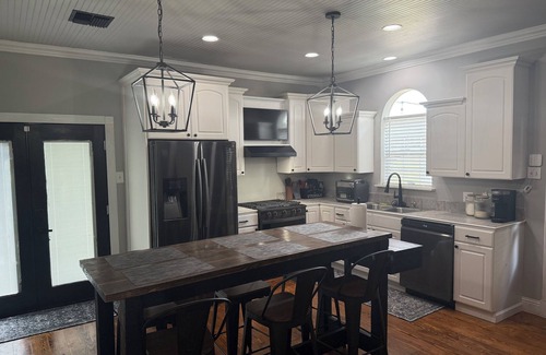 Lafayette Casa | Renovated & Newly Refined~ w/Front porch & w/Back deck charm~ Scott/Lafayette