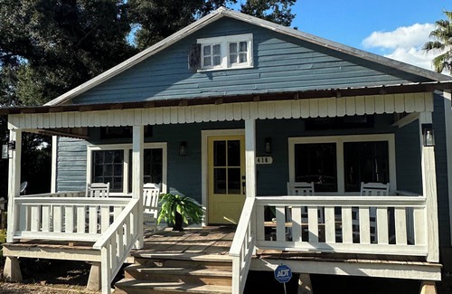 Lafayette Casa | Renovated & Newly Refined~ w/Front porch & w/Back deck charm~ Scott/Lafayette