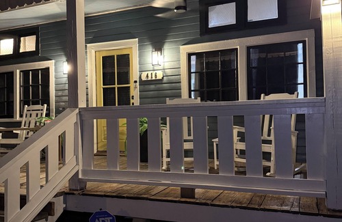 Lafayette Casa | Renovated & Newly Refined~ w/Front porch & w/Back deck charm~ Scott/Lafayette