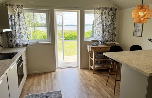 Varnamo Municipality Chalet De Esquí | Renovated nice cottage located outside Värnamo and only 30 meters from the lake Flåren |SE07055