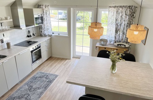 Varnamo Municipality Chalet De Esquí | Renovated nice cottage located outside Värnamo and only 30 meters from the lake Flåren |SE07055