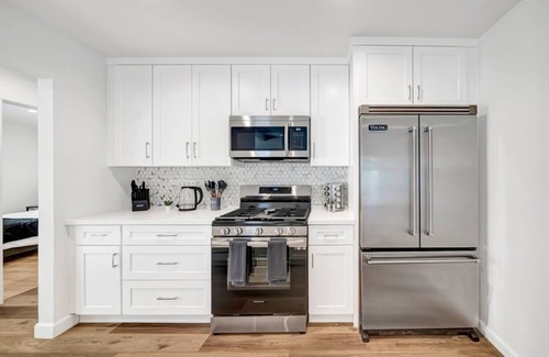 West Hills Casa | Renovated pet friendly w/beautiful yard & jacuzzi