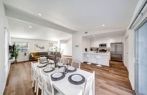 West Hills Casa | Renovated pet friendly w/beautiful yard & jacuzzi