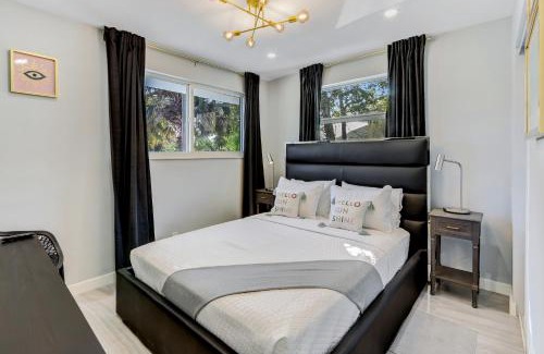 Hallandale Beach Casa | Renovated professional design, grill lake view!