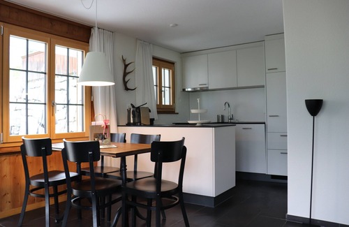 Adelboden Chalet De Esquí | Apartamento tranquilo, soleado y acogedor de 3 habitaciones con vistas a las montañas