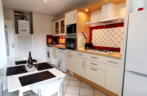 Annecy-le-Vieux Apartamento | Apartamento renovado, tranquilo y soleado con gran patio y lago de tenis a 5 minutos