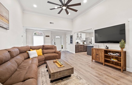 Woodstock Casa | Renovated Ranch Home. Pet Friendly, Game Room, Fire Pit, Grill, Covered Porch