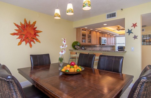 Redington Shores Condominio | Condominio renovado frente a la playa de Redington Towers con vistas espectaculares