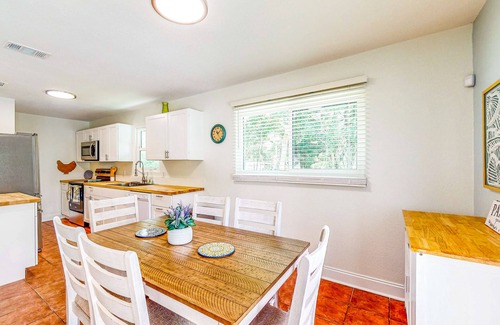 Thonotosassa Casa | Renovated retreat with pool, firepit, balcony, & bikes - snowbird-friendly