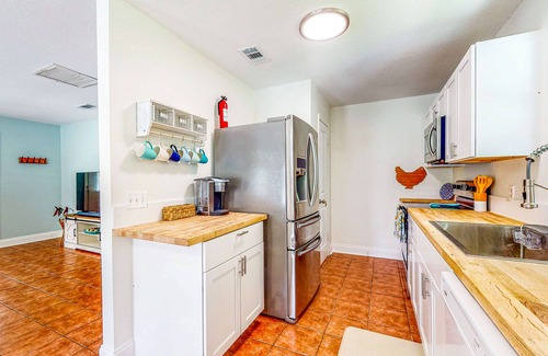 Thonotosassa Casa | Renovated retreat with pool, firepit, balcony, & bikes - snowbird-friendly