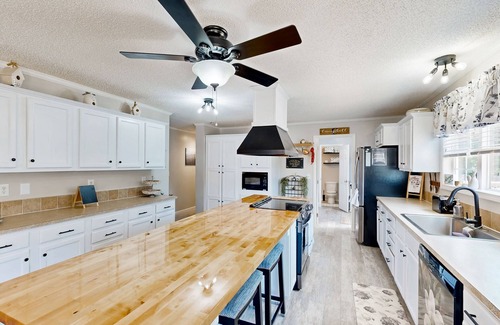 Orangeburg County Casa | Renovated retreat with a private pool, hot tub, and endless outdoor adventures