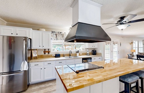 Orangeburg County Casa | Renovated retreat with a private pool, hot tub, and endless outdoor adventures