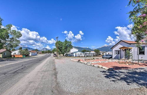 Buena Vista Cabaña | Renovated Rocky Mountain Cottage: Walk to Main St!