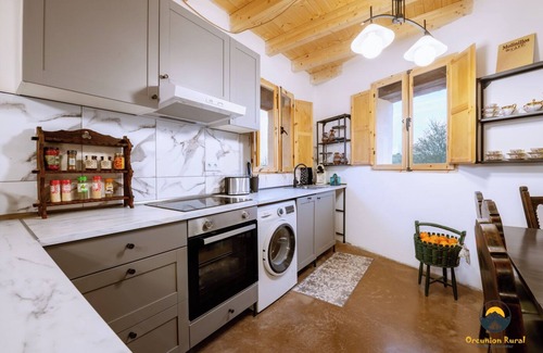 Córcoles Cabaña | Casa rural reformada con chimenea y piscina, cerca rutas de senderismo y embalse