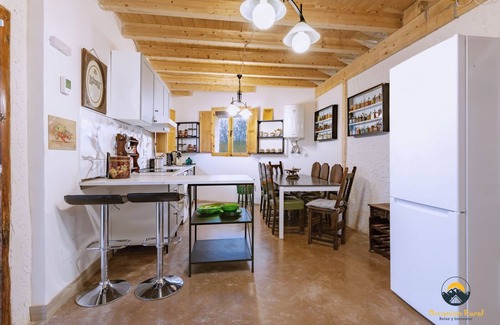 Córcoles Cabaña | Casa rural reformada con chimenea y piscina, cerca rutas de senderismo y embalse