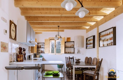 Córcoles Cabaña | Casa rural reformada con chimenea y piscina, cerca rutas de senderismo y embalse