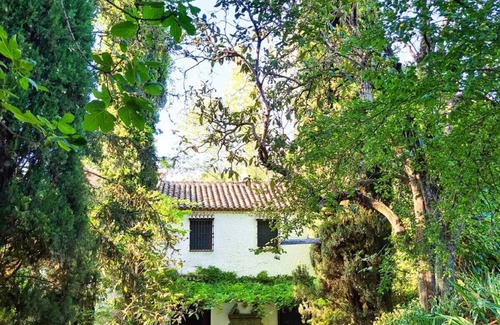 Nivar Cabaña | Casa rural reformada: Huertos orgánicos, pilar con agua fresca y tarima de yoga.