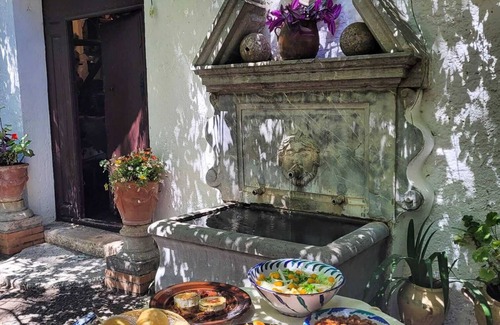 Nivar Cabaña | Casa rural reformada: Huertos orgánicos, pilar con agua fresca y tarima de yoga.
