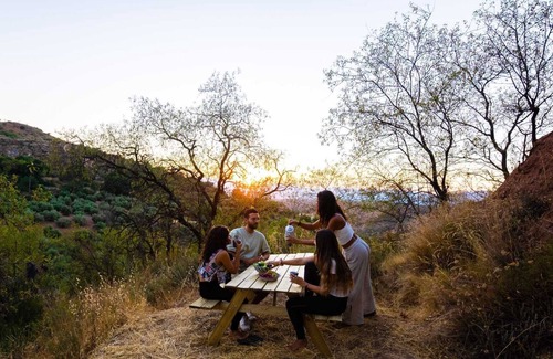 Nivar Cabaña | Casa rural reformada: Huertos orgánicos, pilar con agua fresca y tarima de yoga.