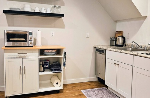 Licton Springs Casa | RENOVATED SEATTLE MIL 2-3BR 1BA Kitchen WD