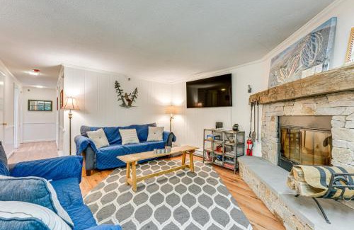 Bromley Mountain Apartamento | Renovated Ski-InandSki-Out Peru Condo at Bromley Mtn