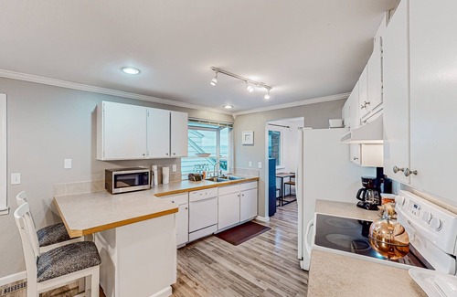 Redondo Casa | Renovated sound & mountain view home with open layout, grill, & washer/dryer