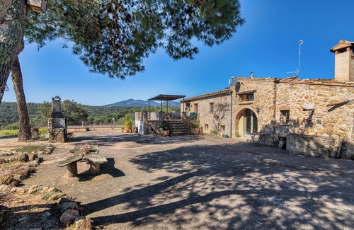 Cistella Apartamento | Renovated Spanish masia with detached cottage