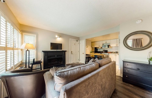 Craigleith Apartamento | Renovated studio, steps to resort pool, ski lift & shuttle