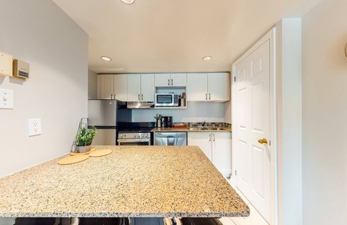 Craigleith Apartamento | Renovated studio, steps to resort pool, ski lift & shuttle