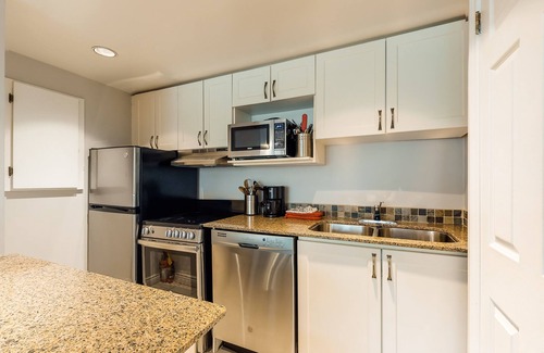 Craigleith Apartamento | Renovated studio, steps to resort pool, ski lift & shuttle