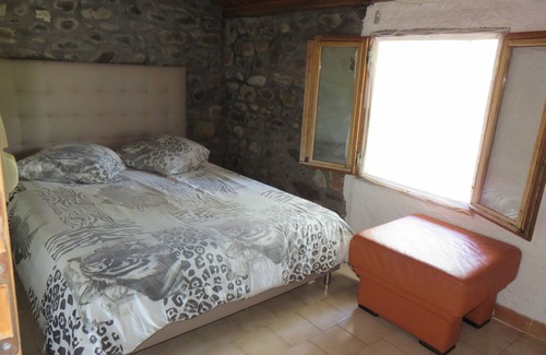 Octon Otro | Casa de piedra renovada en tierra boscosa cerca del lago Salagou en Hérault