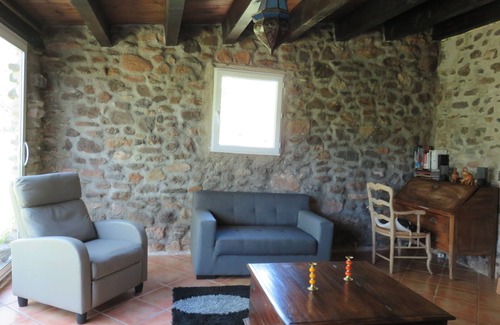 Octon Otro | Casa de piedra renovada en tierra boscosa cerca del lago Salagou en Hérault