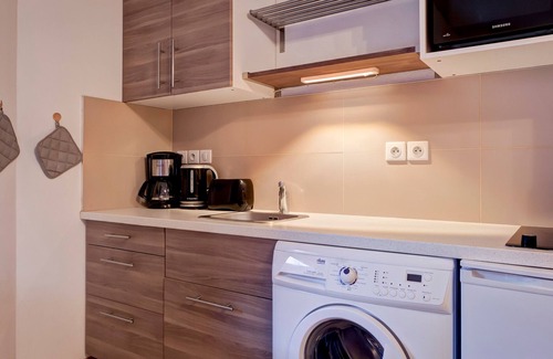 Brides-les-Bains Apartamento | Estudio renovado en el corazón de Brides-les-Bains para 4 personas con balcón y vistas al parque