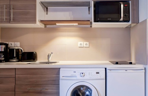 Brides-les-Bains Apartamento | Estudio renovado en el corazón de Brides-les-Bains para 4 personas con balcón y vistas al parque